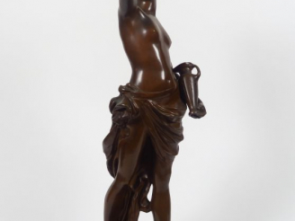 Vente aux enchères A. MANUELO. "Jeune fille à la coupe et au pichet" Sculpture en bronze 