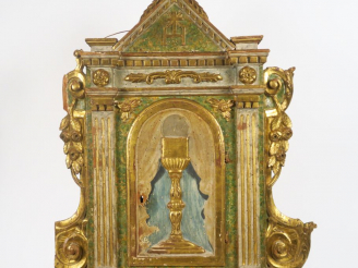 Vente aux enchères Porte de tabernacle XVIIIème en bois polychrome et doré. Dim. 75 x 68 