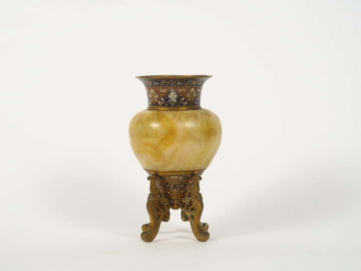 Vase piriforme en onyx et émaux cloisonnés.  H. 18 cm