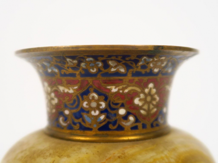 Vase piriforme en onyx et émaux cloisonnés.  H. 18 cm