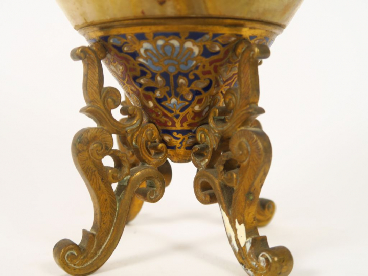 Vase piriforme en onyx et émaux cloisonnés.  H. 18 cm