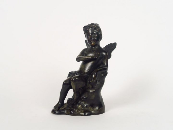 Sculpture en bronze à patine brune "Fillette ailée".  H. 24 m
