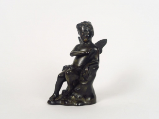 Vente aux enchères Sculpture en bronze à patine brune "Fillette ailée".  H. 24 m