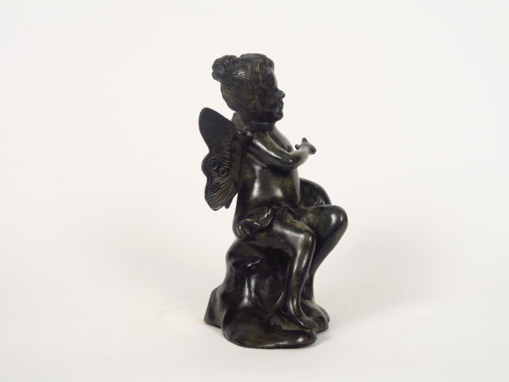 Sculpture en bronze à patine brune "Fillette ailée".  H. 24 m