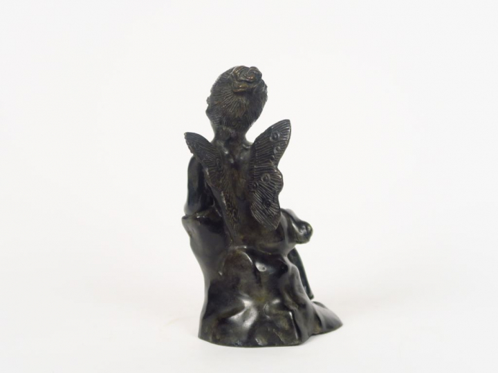 Sculpture en bronze à patine brune "Fillette ailée".  H. 24 m