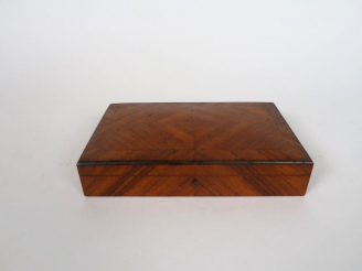 Vente aux enchères Coffret en bois de rose. 20,5 x 12,5 x 4 cm