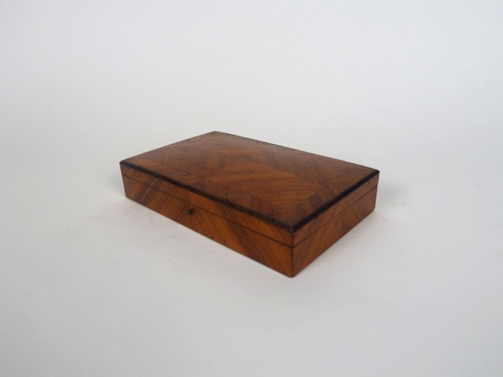 Coffret en bois de rose. 20,5 x 12,5 x 4 cm