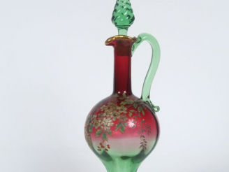 Vente aux enchères Flacon 1900 en cristal bicolore rouge et vert à décor de fleurs émaill