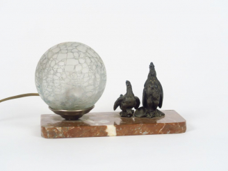 Vente aux enchères Veilleuse en régule, marbre et verre à décor d'un poule et d'un coq. D
