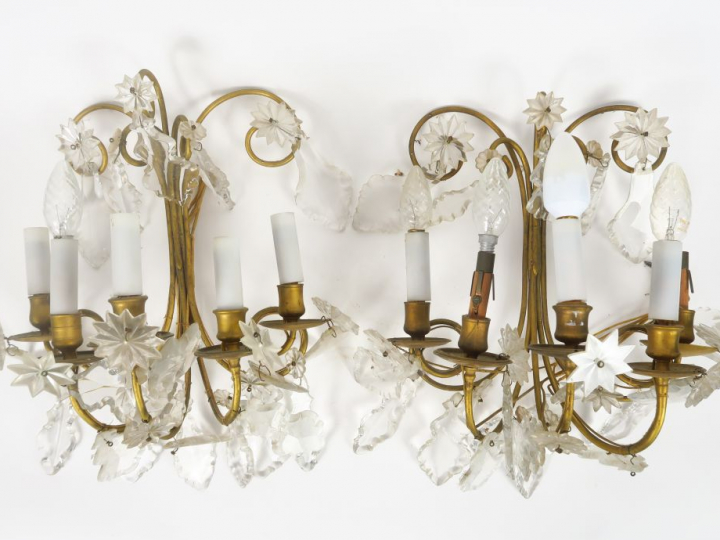 Paire d'appliques à pampilles en bronze et cristal, éclairant à cinq l
