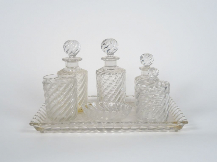 BACCARAT.  Service de nuit en cristal comprenant un verre, un vide poc