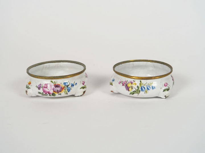 Paire de salerons de style Louis XV en émail à décor de fleurs polychr