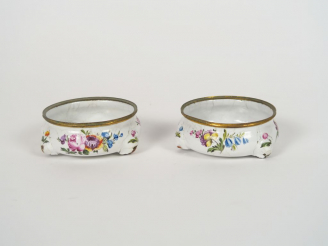 Vente aux enchères Paire de salerons de style Louis XV en émail à décor de fleurs polychr