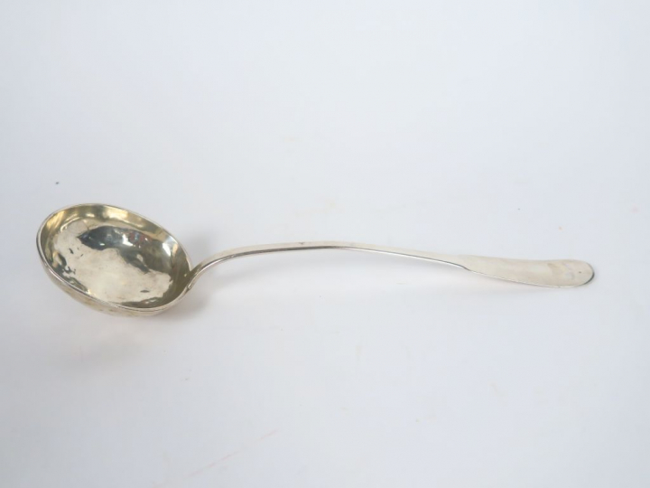 Louche en argent, poinçon Vieillard.  Poids. 196 gr  (enfoncements)