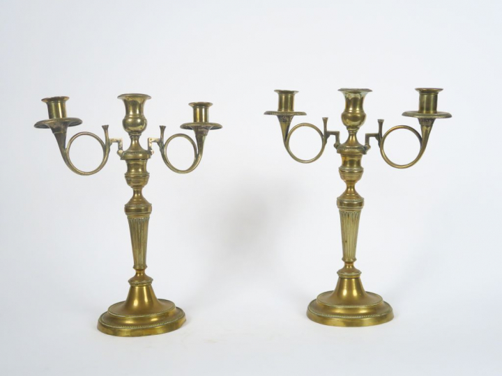 Paire de candélabres de style Empire en bronze, à décor de cors de cha