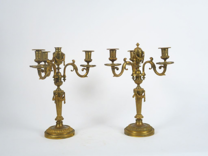 Paire de candélabres début XIXème de style Louis XVI en bronze doré, à