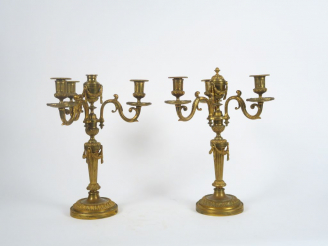Vente aux enchères Paire de candélabres début XIXème de style Louis XVI en bronze doré, à