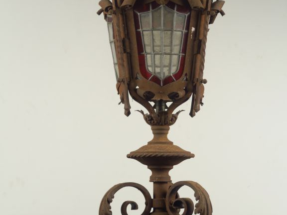 Grande lanterne 1900 de style Henri II en fer forgé et verre polychrom