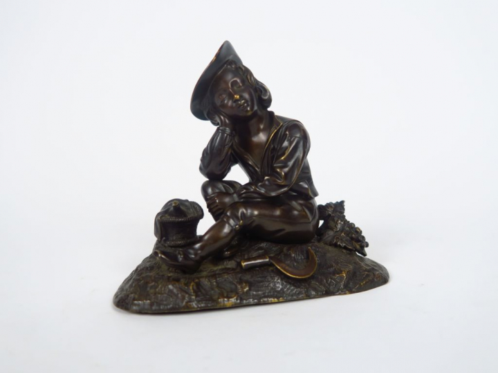 Ecole française XIXème. "Jeune vigneron assoupi". Sujet en bronze à pa