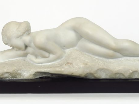 A. GENARELLI. "Femme nue allongée". Sculpture en marbre blanc, sur un 