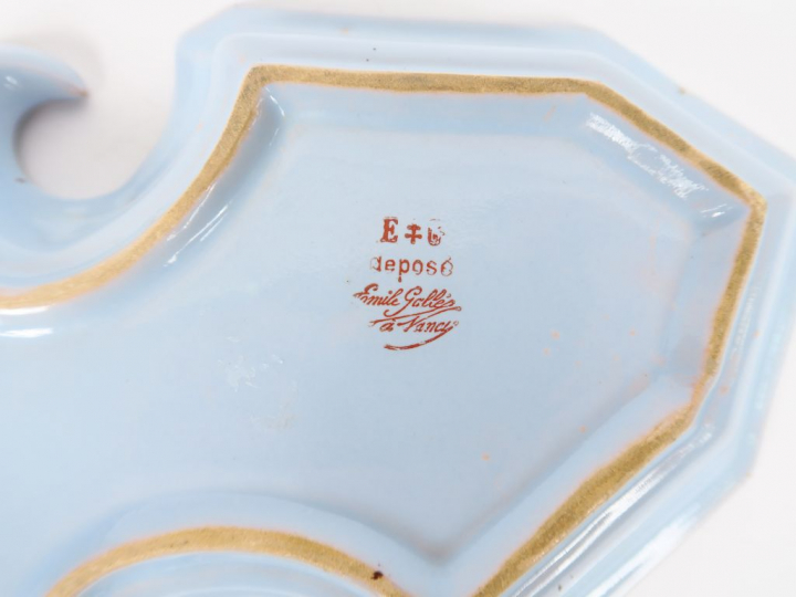 Emile GALLE. Coupe en faience polychrome en forme de fleurs de lys et 