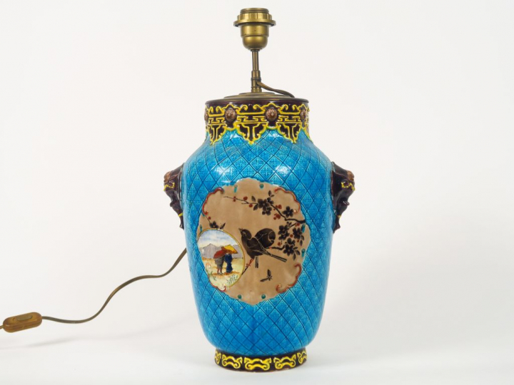 Jean VIEILLARD à Bordeaux.  Lampe en faïence polychrome, à décor de st