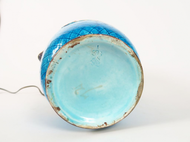 Jean VIEILLARD à Bordeaux.  Lampe en faïence polychrome, à décor de st