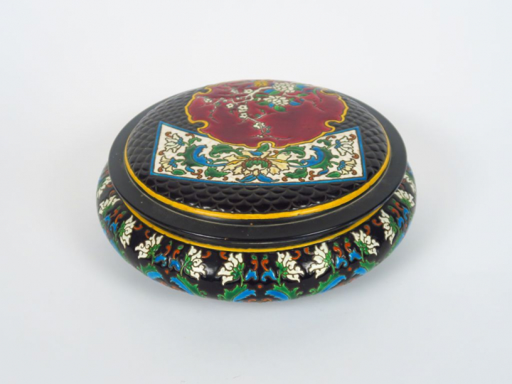 VIEILLARD. Grande boite ronde en faience polychrome, à décor japonisan