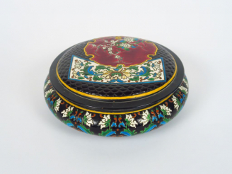 Vente aux enchères VIEILLARD. Grande boite ronde en faience polychrome, à décor japonisan