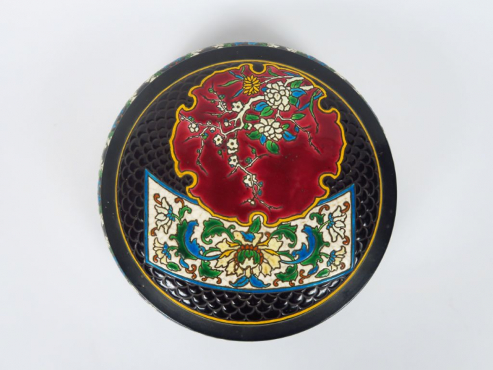 VIEILLARD. Grande boite ronde en faience polychrome, à décor japonisan