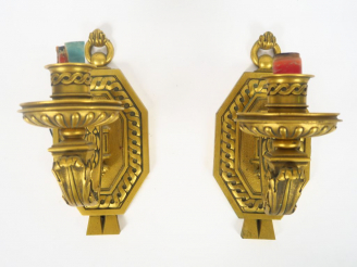 Vente aux enchères Paire d'appliques de style Louis XVI en bronze doré et onyx.  H. 23,5 