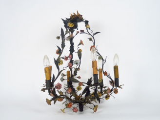 Vente aux enchères Lustre de style Louis XV en tôle et émail polychrome à décor de feuill
