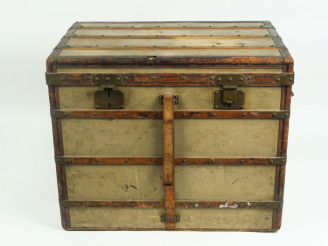 Vente aux enchères Louis VUITTON  Malle en toile, monogrammée.  66.5 x 55.5 x 81.5 cm (us