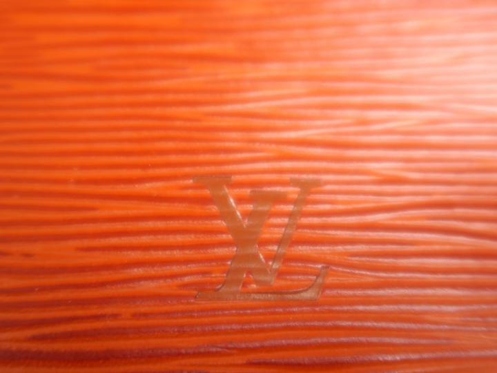 Louis VUITTON. Sac à main en cuir marron, monogrammé. Dim. 30 x 40 cm