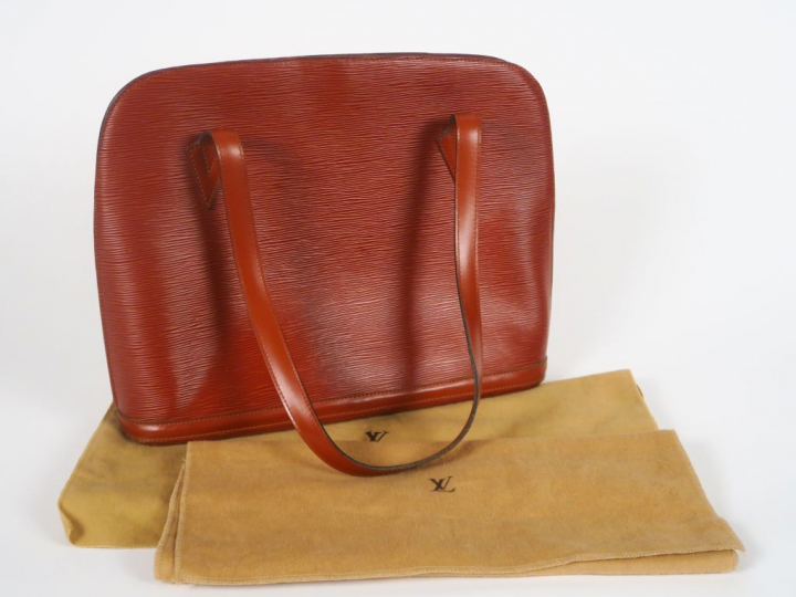 Louis VUITTON. Sac à main en cuir marron, monogrammé. Dim. 30 x 40 cm