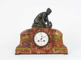 Vente aux enchères Pendule 1930 en onyx et bronze, à décor de jeune fille tenant un coq. 