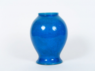Vente aux enchères MORINI. Vase en céramique bleu persan. Signé. H. 23 cm