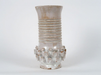 Vente aux enchères Vase 1960 en céramique émaillée blanche. Monogrammé. H. 34,5 cm