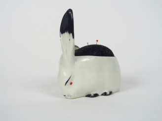 Vente aux enchères SANDOZ.  Porte aiguille en porcelaine d'Haviland en forme de lapin.  S