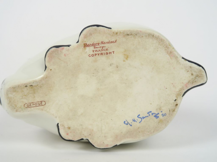 SANDOZ.  Porte aiguille en porcelaine d'Haviland en forme de lapin.  S