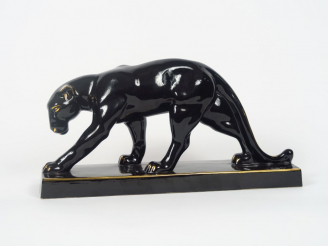 Vente aux enchères JEAN. Sujet de style Art déco en porcelaine noire et dorée "Panthère".