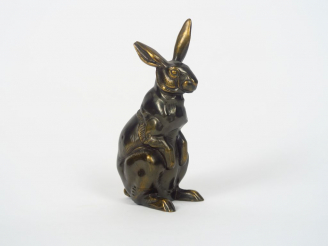 Vente aux enchères Sujet en régule "Lièvre assis" H. 16 cm
