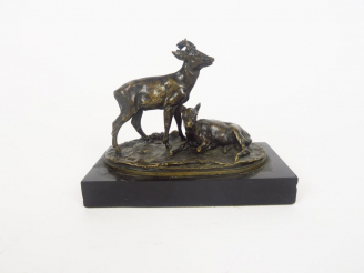 Vente aux enchères P.J. MENE "Cerf et biche" Groupe en bronze à patine brune sur un socle