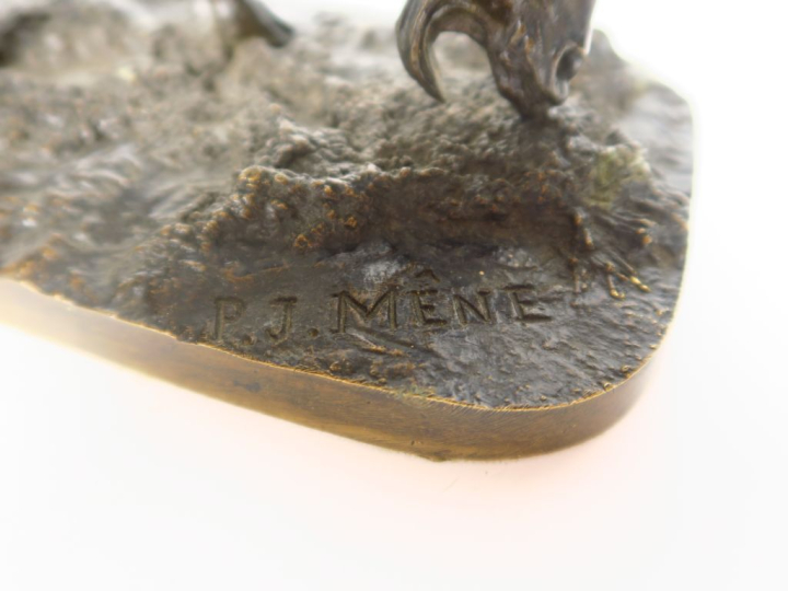 P.J. MENE.  "Chèvre broutant". Sculpture en bronze à patine brune. Sig