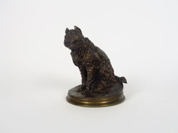 P.J. MENE. "Griffon assis". Sculpture en bronze à patine médaille.  Si