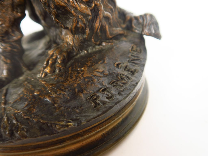 P.J. MENE. "Griffon assis". Sculpture en bronze à patine médaille.  Si