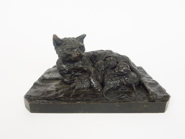 P.J. MENE.  "Chatte et ses petits". Groupe en bronze à patine brune. S