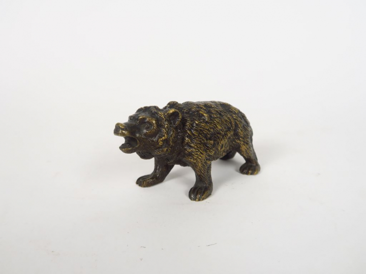 Ecole française XIXème. "Ours". Sujet en bronze à patine brune.  Dim, 