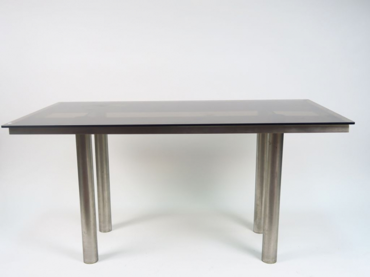 Table 1970 piètement en métal, plateau en verre fumé.
