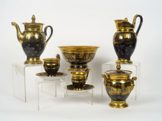 Vente aux enchères Service à café Restauration en porcelaine noire et dorée à décor de ri